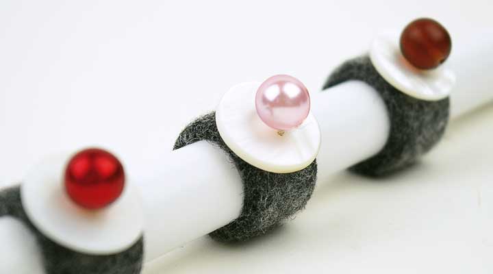 Filzschmuck. Gefilzte Ringe mit farbigen Glasperlen und Perlmuttscheiben.