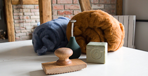 Blick in die Filzwerkstatt. Filzwolle, Seife, Ballbrause und Walkholz. Doris Niestroj - Filzwelten. Blick in die Filzwerkstatt. Filzwolle, Seife, Ballbrause und Walkholz. Doris Niestroj - Filzwelten.