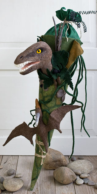 Handgefertigte Schultüte aus Filz "Velociraptor" — Raptor und Flugsaurier. Doris Niestroj | Filz & Form. Handgefertigte Schultüte aus Filz "Velociraptor" — Raptor und Flugsaurier. Doris Niestroj | Filz & Form.