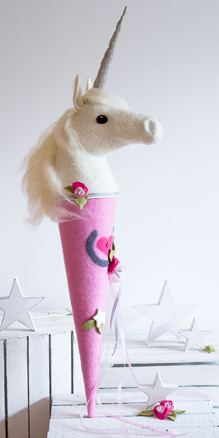 Handgefertigte Schultüte aus Filz "Das obligatorische Einhorn". Der Einhornkopf verbirgt den Verschluß und ist abnehmbar. Doris Niestroj | Filz & Form. Handgefertigte Schultüte aus Filz "Das obligatorische Einhorn". Der Einhornkopf verbirgt den Verschluß und ist abnehmbar. Doris Niestroj | Filz & Form.