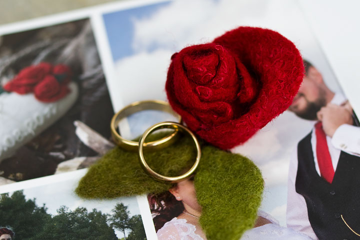 Accessoire für die Hochzeit. Ringkissen gefilzt mit roten Rosen. Handgefrtigt. Doris Niestroj Filz & Form.